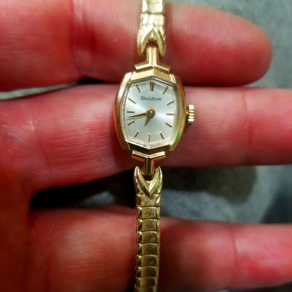 Bulova m7 10 r.g.b ladies watch